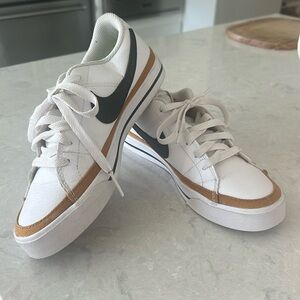 Nike court legacy shoes only worn a few times. Good used condition.